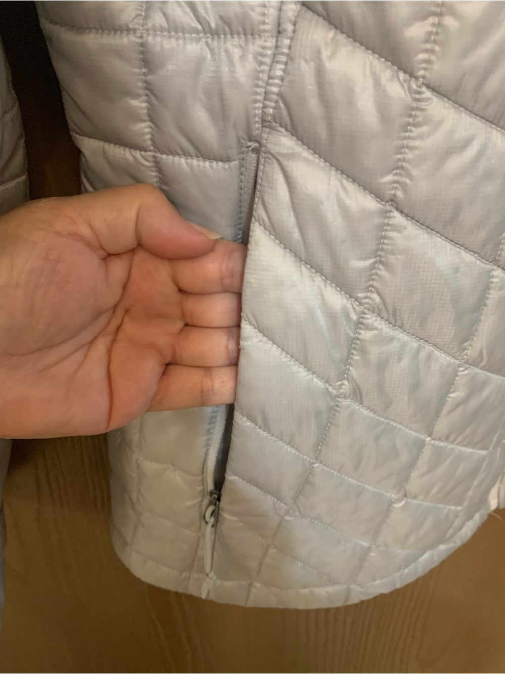 The North Face Women’s Large Lightweight Quilted Silver Puffer Jacket - Picture 6 of 10